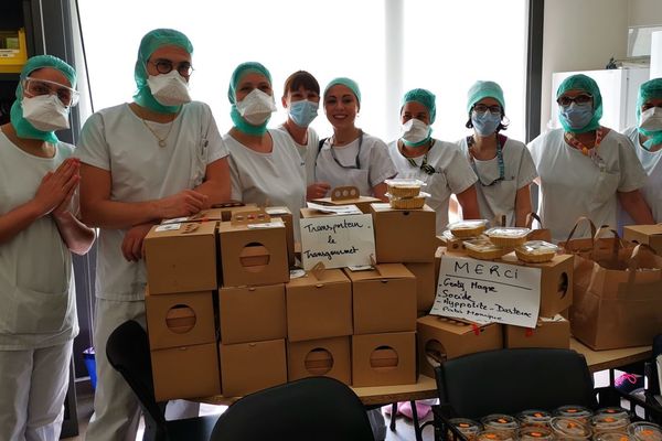 Les personnels soignants devant leur repas livrés.