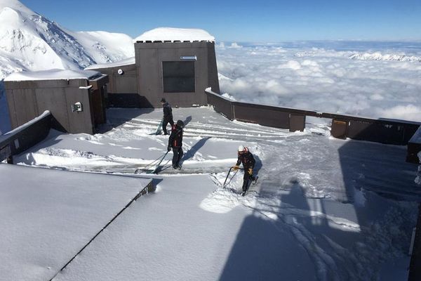 Opération déneigement à 3843 mètres d'altitude