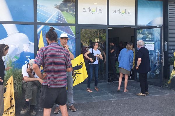 Mudaison (Hérault) : des agriculteurs de la Confédération paysanne manifestent devant l'entreprise Arkolia pour dénoncer la récupération de terres agricoles afin de produire de l'électricité verte - 19 juin 2019.