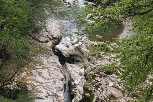 Le corps du jeune garçon a été retrouvé quelques mètres après le siphon dans lequel il avait disparu