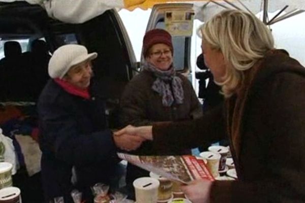 Marine Le Pen sur le marché de La Rochefoucauld ce samedi matin 9 février 2013.