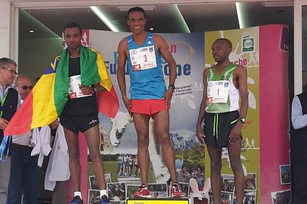 Tura Kumbi Bechère sur la plus haute marche du podium à l'arrivée.