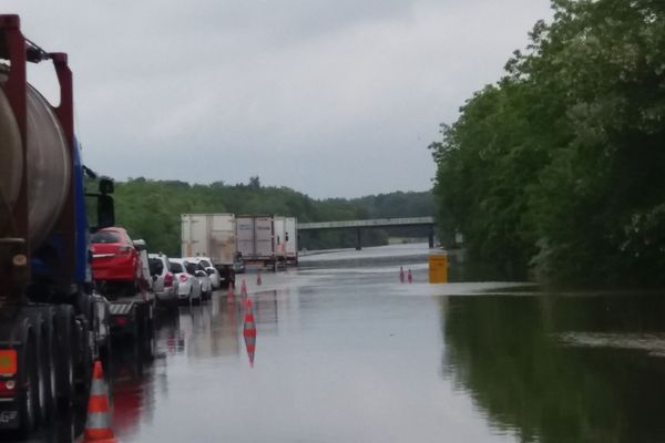 Inondations : le rapport du ministère de l'environnement sorti ce jeudi explique pourquoi plus de 400 automobilistes ont été bloqués 