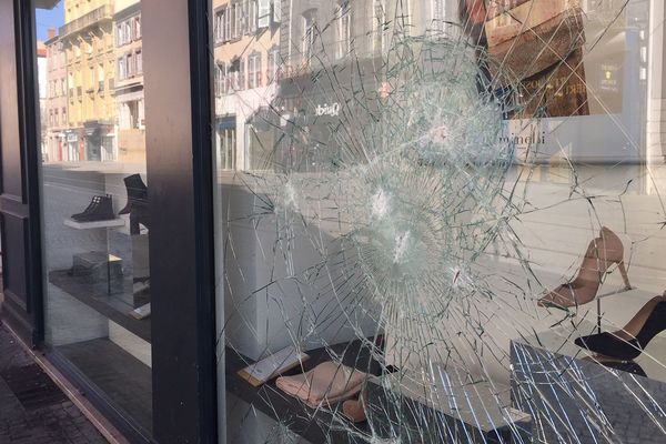 Samedi 23 février, des commerces du centre-ville de Clermont-Ferrand ont été la cible de casseurs lors de la manifestation des gilets jaunes.