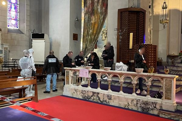 Les enquêteurs recherchent des indices à l'église Saint-Pierre-d'Arène de Nice.