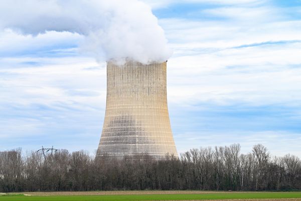 Cheminée de la centrale nuéclaire de Golfech dans le Tarn-et-Garonne.