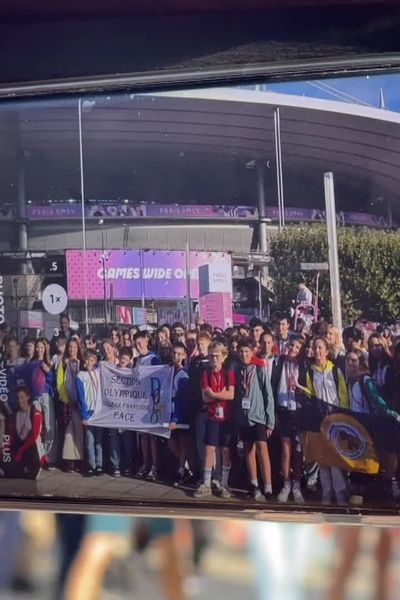 La photo de groupe devant le Stade de France.