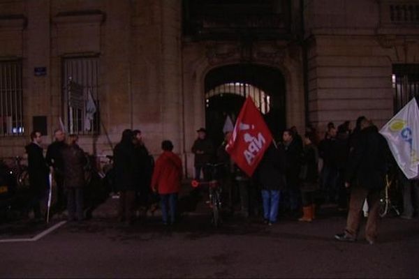 Les manifestants présents devant la Préfecture de Côte-d'Or vendredi 23 novembre vers 18 heures