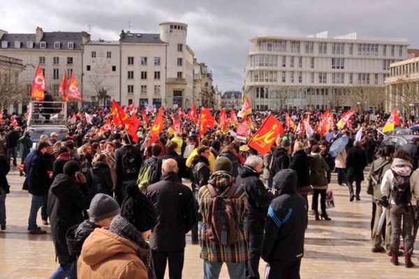 Plus de 2000 personnes rassemblées devant l'hôtel de ville de Poitiers ce mercredi 9 mars