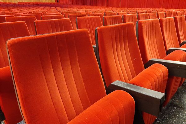 Des sièges d'un théâtre, ici ceux du cinéma-théâtre Ariston de San Remo (Italie).