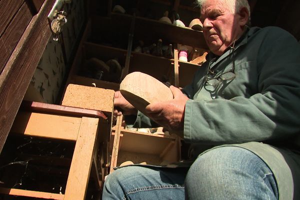 Dans son atelier, Claude Delory transforme des madriers de balsa en canards siffleurs, courlis et autres volatiles, dans la plus pure tradition des sculpteurs de blettes de la baie de Somme.