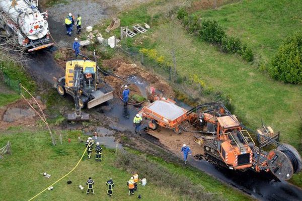 Une fuite d'hydrocarbure est survenue à Sainte-Anne-sur-Brivet provoquant une importante pollution de des fossés environnants, 10 maison ont dû être évacuées