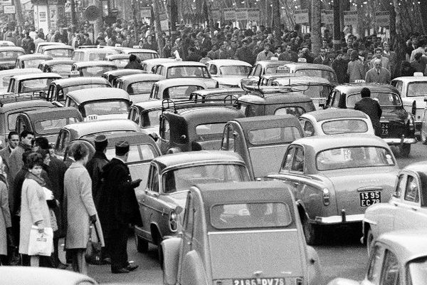 Des embouteillages dans les rues de Paris en 1962 (Archives).