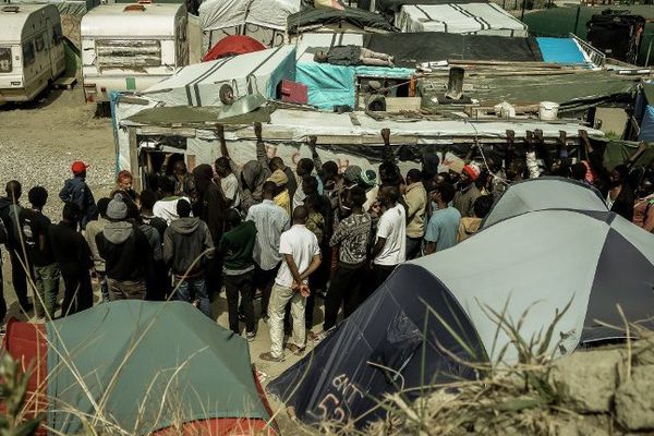 Distribution de vêtements dans la "Jungle" de Calais le 10 août.