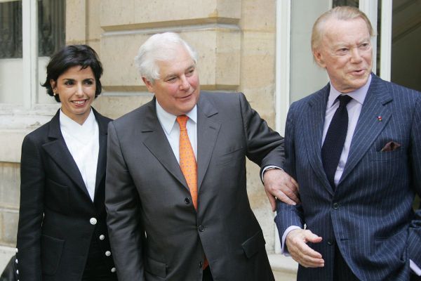 De gauche à droite, la ministre de la Justice Rachida Dati le jour de sa nomination, son prédécesseur Pascal Clément et l'ancien garde des Sceaux Albin Chalandon le 18 mai 2007. 