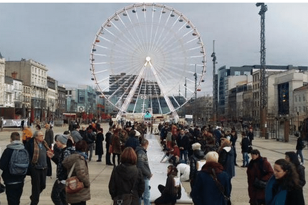 Le soutien aux victimes de l'attentat contre Charlie Hebdo se poursuit : De plus en plus de clermontois se sont mis à lire, dessiner ou écrire sur le grand ruban installé par les étudiants des Beaux Arts sur la place de Jaude à Clermont-Ferrand.