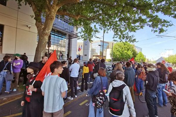 Un peu moins d'une centaine de personnes s'étaient rassemblées ce mardi soir devant le commissariat de police de Bordeaux.