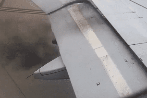 Des images vidéo tournées depuis l'intérieur de l'avion par l'un des passagers du vol montrent l'épais dégagement de fumée sombre venant de l'aile gauche.