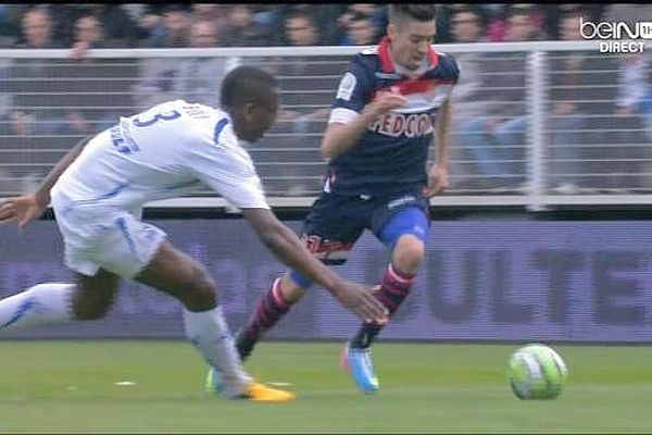 Les Monégasques, qui sont en tête du championnat de Ligue 2 de football, ont battu les Auxerrois 2 à 0 samedi 13 avril 2013 au stade de l'Abbé-Deschamps.