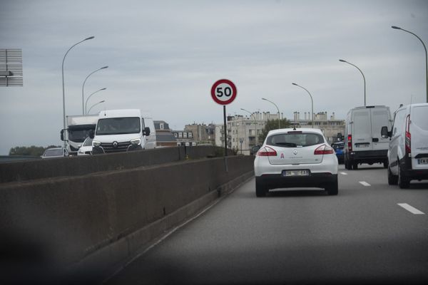 La vitesse est limitée à 50km/h sur l'ensemble du périphérique parisien depuis le 10 octobre 2024.