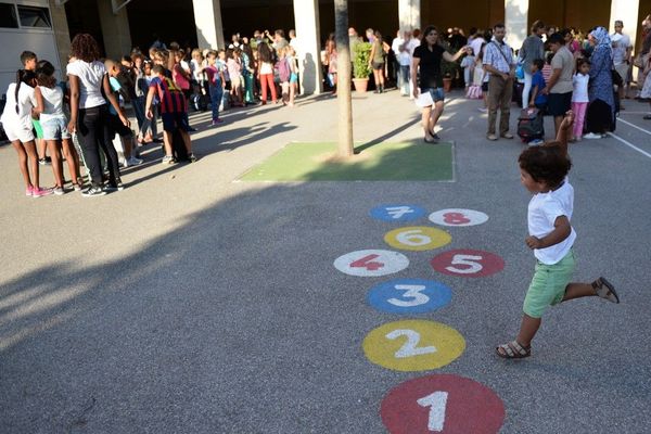 La tâche première des assistants d’éducation (AED) consiste en la surveillance et l’encadrement des élèves durant le temps scolaire : études et permanences, internat, réfectoire, surveillance des locaux, récréations, accès et portails.