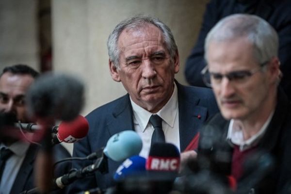 Le premier ministre, François Bayrou et Alain Esquerre, porte parole des victime de Notre Dame de Bétharram, ce samedi 15 février à la mairie de Pau.