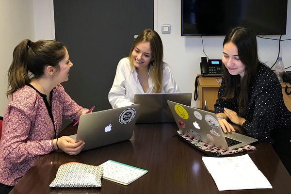 Avec Parolesdepiétons, ces trois étudiantes en école de commerce à Nice espèrent changer les mentalités et faire bouger les pouvoirs publics pour ceux qui circulent par le moyen de transport le plus utilisé dans le monde: à pied.