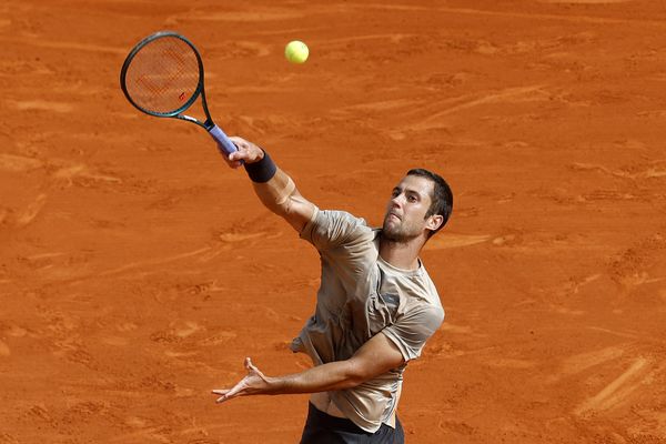 Stefanos Tsitsipas, 12ᵉ mondial et double vainqueur en 2021 et 2022, s'est qualifié ce lundi pour le deuxième tour du Masters 1000 de Monte-Carlo en bénéficiant de l'abandon de son adversaire Laslo Djere (34ᵉ).