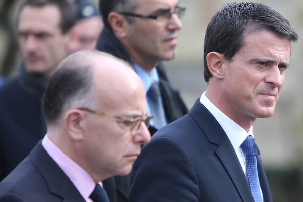 Bernard Cazeneuve et Manuel Valls, ensemble le 23 octobre, à Puisseguin (Gironde)