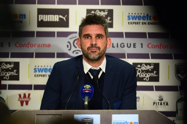 Le regard de Jocelyn Gourvennec en conférence de presse d'après-match, vendredi 8 décembre 2017 à Bordeaux.