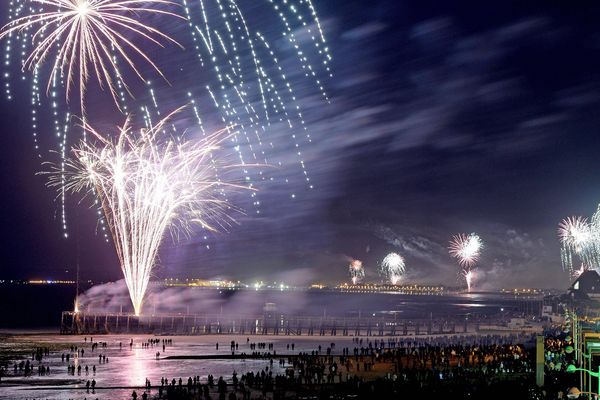 Un feu d'artifice pour les 60 ans du D-Day, sur une plage du débarquement, le 5 juin 2004.