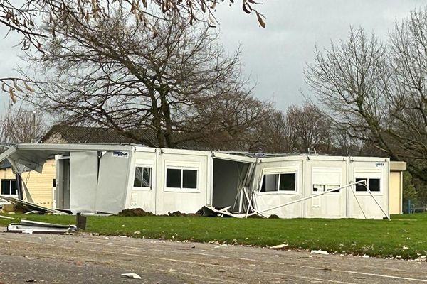 Des individus viennent de nuit avec un engin de chantier pour commettre des dégradations importantes dans le collège.