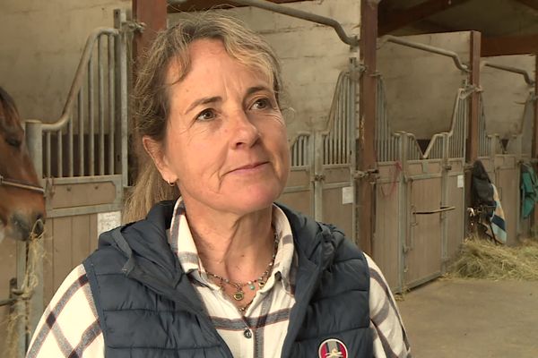 Amélie Quéguiner dans son centre équestre, en Dordogne