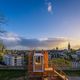 L'abri-objet, conçu par le designer et scénographe Benjamin Tovo, est situé sur les remparts du château Les couchers de soleil