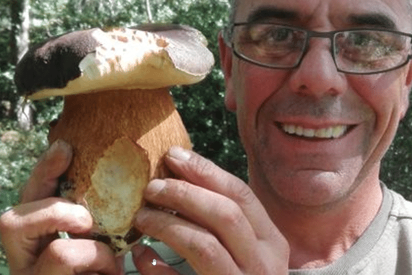 Alain diffuse régulièrement sur Facebook les photos de ses meilleures cueillettes de champignons.