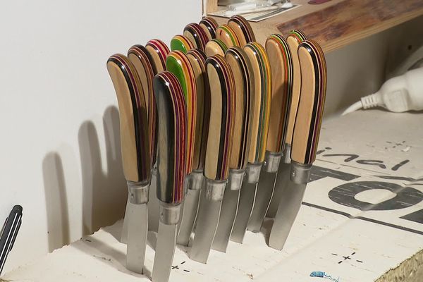 Produit phare de Thierry Laporte : le couteau, réalisé à partir de morceaux de trois skates différents en moyenne.