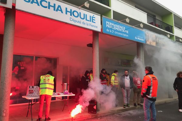 Intrusion dans les locaux de la permanence du député Sacha Houlié (LREM - Vienne)