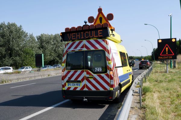 Illustration. Deux agents des routes ont été mortellement percutés en mars 2022 par un conducteur distrait par son téléphone.