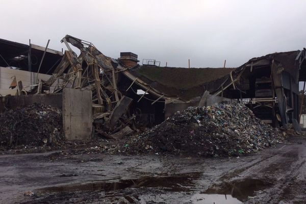 La reconstruction du site d'Altriom en Haute-Loire est en cours, un mois après l'incendie survenu mi-décembre 2017. 