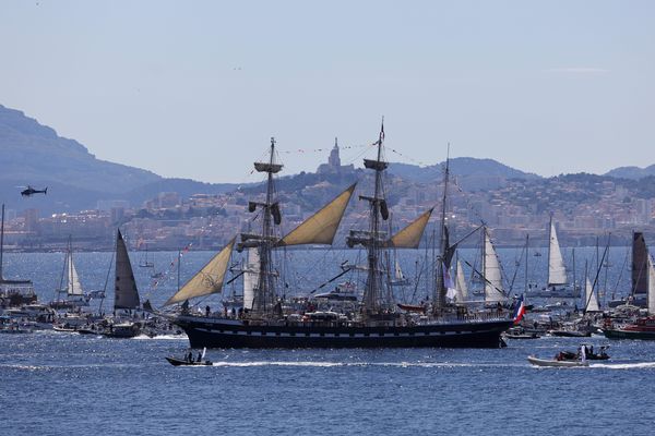 Le Belem, navire nantais portant la flamme olympique, au large de Marseille (Provence-Alpes-Côte d'Azur), le 8 mai 2024.