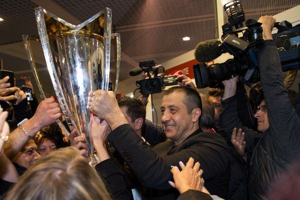 Mourad Boudjellal brandit la coupe d'Europe à l'arrivée à l'aéroport d'Hyères-Toulon.