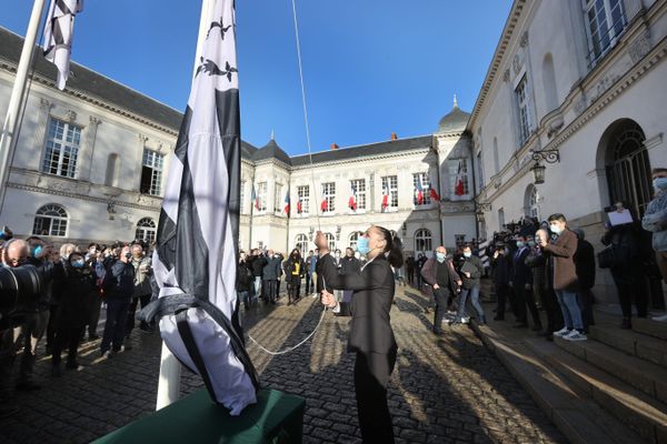 Cérémonie de l'installation du drapeau breton dans la cour d'honneur de la mairie de ville de Nantes, le 17 décembre 2020.