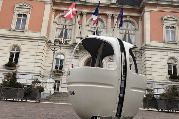 France 3 Alpes  a installé une télécabine sur le parvis de l'hôtel de ville de Chambéry