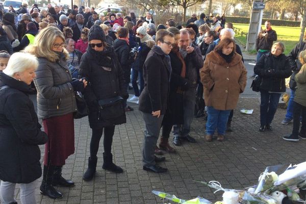 Une centaine de personnes se sont réunies pour rendre hommage à David et observer une minute de silence.