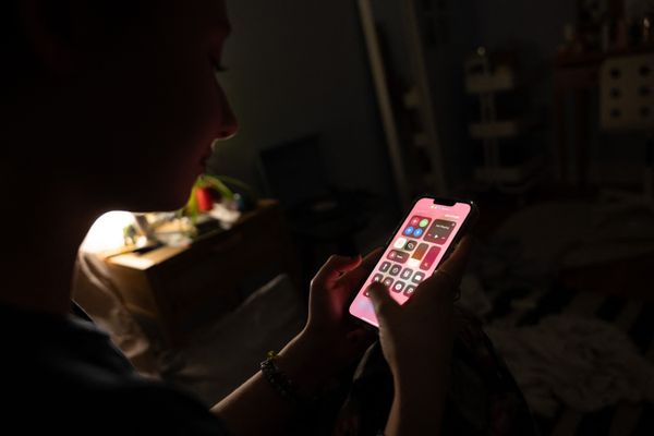 Trois mineurs sont poursuivis pour avoir passé des appels téléphoniques malveillants et menaçants. (photo d'illustration)