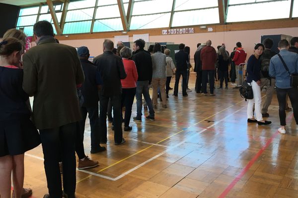 File d'attente dans un bureau de vote à Rennes