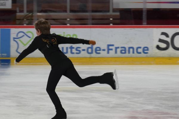 Basile a déjà de nombreux trophées locaux pour ses performances en patinage artistique.