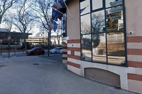 L'agression a eu lieu devant le tribunal de commerce.