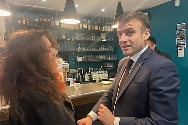 Avant de se rendre dans une exploitation agricole de Bouclans dans le Doubs, Emmanuel Macron a fait une pause remarquée dans un bar-tabac de Roulans.