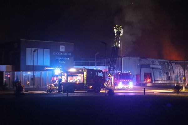 Vendredi 13 décembre 2024, un incendie ravage l'atelier principal de la chocolaterie Max Vauché au Controis-en-Sologne, dans le Loir-et-Cher.